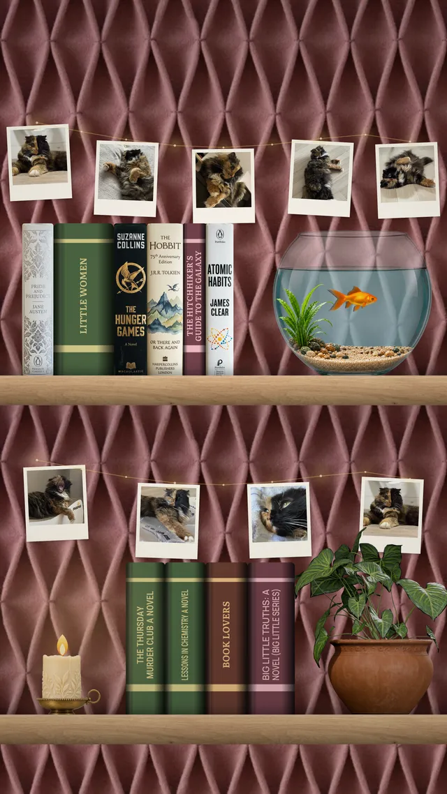 Scaffale Shelfroom su Android con dorsi di libri, cornici, boccia per pesci, candela e pianta.