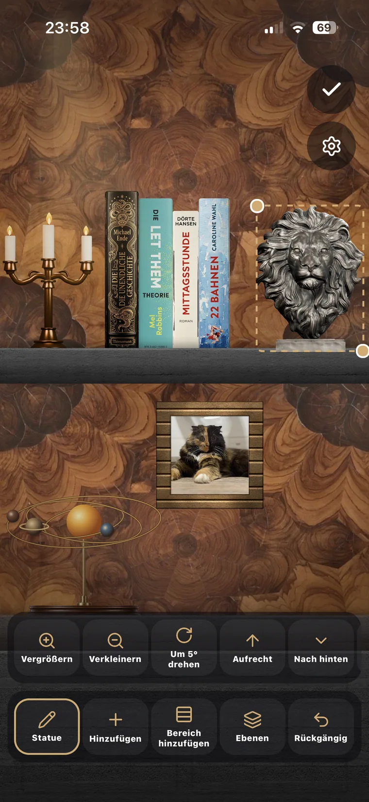 Shelfroom-Regal im Bearbeitungsmodus auf einem iPhone, mit Büchern, Deko und Bearbeitungswerkzeugen