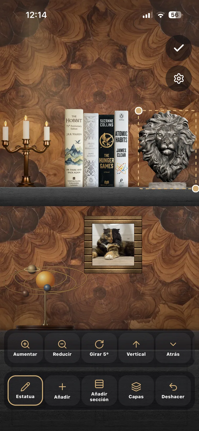 Estantería de Shelfroom en modo de edición en un iPhone, con libros, decoración y controles