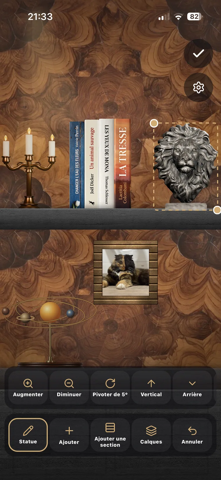 Étagère Shelfroom en mode édition sur un iPhone, avec des livres, de la déco et des outils d’édition